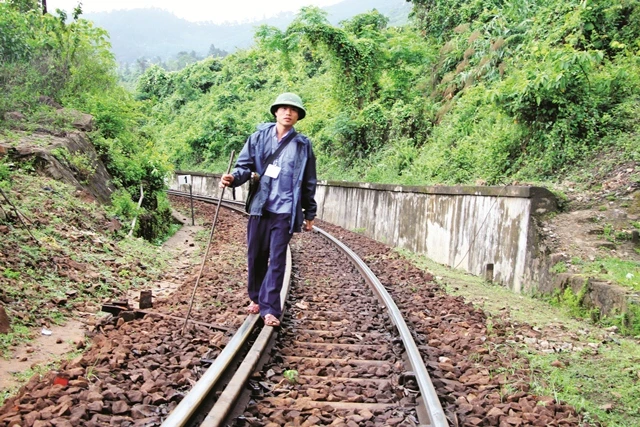 20km mỗi ca trực là quãng đường đi bộ của một công nhân tuần đường trên cung đường sắt Hải Vân với một bên là vách núi một bên là vực sâu