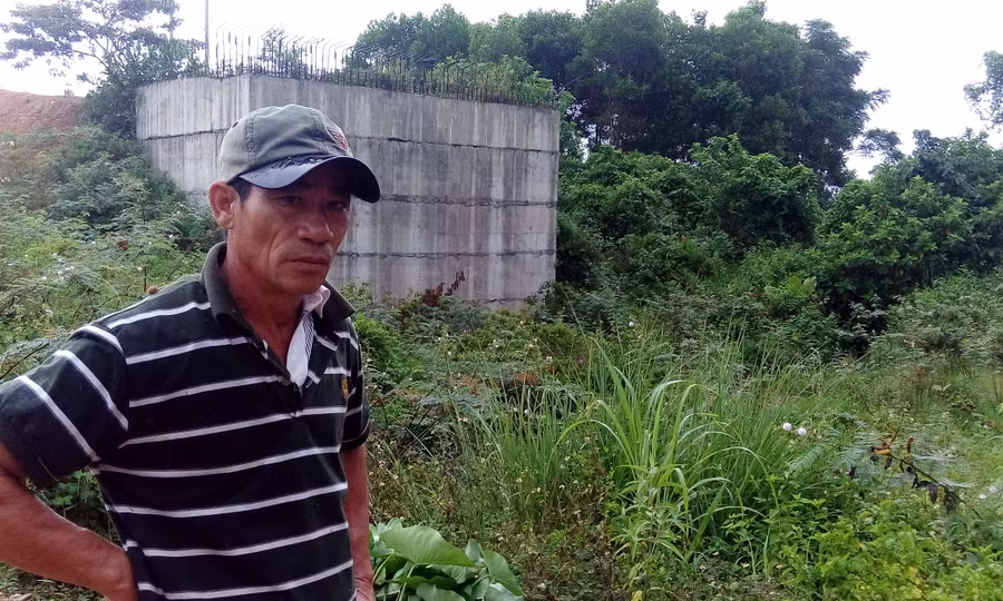 Ông Lê Văn Phố, người dân xã Triệu Thượng bức xúc với đường cứu nạn dang dở