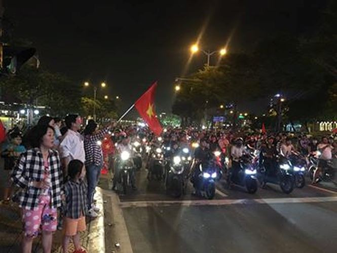 Cổ động viên xuống đường ăn mừng tuyển Việt Nam vào chung kết AFF Cup ảnh 6 Cổ động viên xuống đường ăn mừng tuyển Việt Nam vào chung kết AFF Cup - ảnh 1