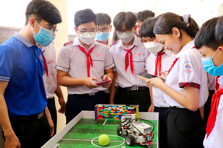 Học sinh hứng thú trải nghiệm với STEM - Robotics với sự hướng dẫn của giáo viên. Ảnh: Thanh Di. Học sinh hứng thú trải nghiệm với STEM - Robotics với sự hướng dẫn của giáo viên. Ảnh: Thanh Di.