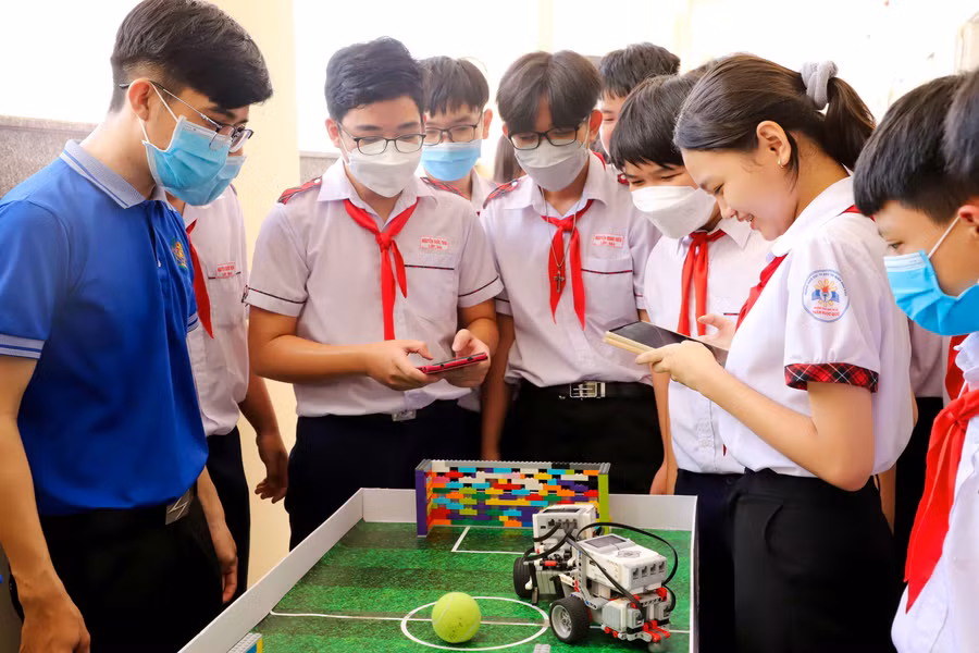 Học sinh hứng thú trải nghiệm với STEM - Robotics với sự hướng dẫn của giáo viên. Ảnh: Thanh Di.