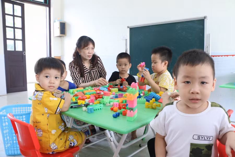 Theo cô Nguyễn Thị Định - Hiệu trưởng Trường Mầm non A thị trấn Bình Mỹ (Bình Lục, Hà Nam), trường có hai cơ sở với 16 lớp học, hơn 300 trẻ.