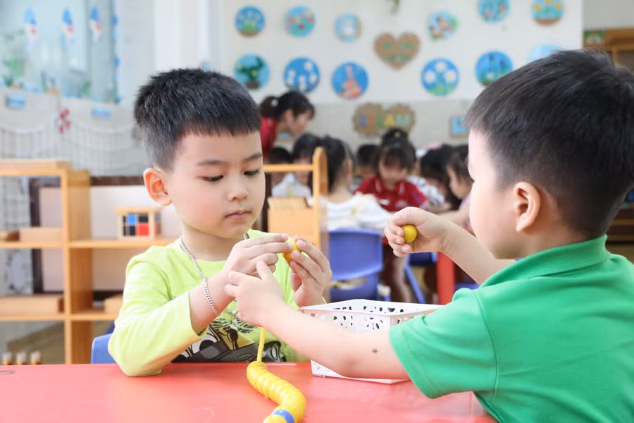 Trẻ tại Trường Mầm non Tương Mai hoạt động trên lớp.