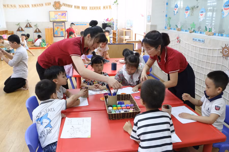 Trẻ được thỏa sức sáng tạo với giấy, bút vẽ.