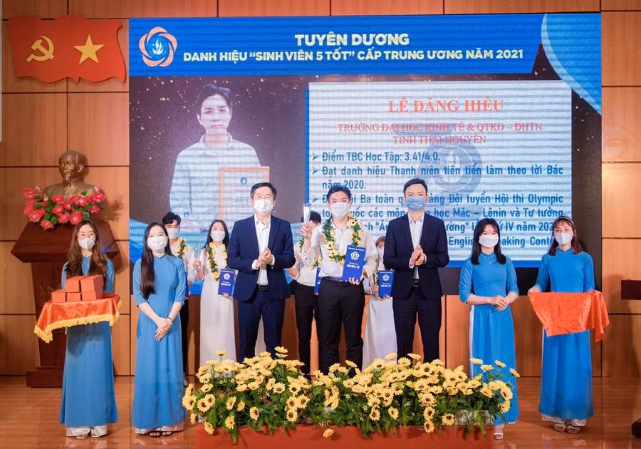 Sinh viên trường Đại học Kinh tế và QTKD đạt danh hiệu sinh viên 5 tốt cấp Trung ương