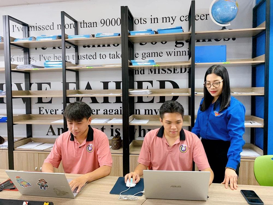 Môi trường học tập rèn luyện năng động, sáng tạo, đã giúp sinh viên có nhiều cơ hội để phát triển và trưởng thành hơn. Môi trường học tập rèn luyện năng động, sáng tạo, đã giúp sinh viên có nhiều cơ hội để phát triển và trưởng thành hơn.