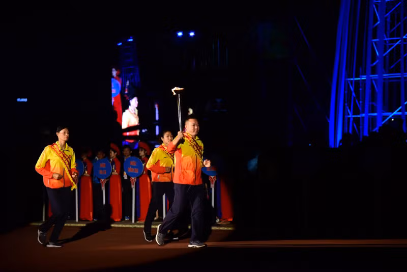 Xạ thủ Hoàng Xuân Vinh cùng 2 vận động viên đạt thành tích xuất sắc là Bùi Thị Thu Thảo (điền kinh), Phạm Thị Thảo (Rowing) thực hiện nghi lễ rước đuốc được lấy từ Bảo tàng Hồ Chí Minh về thắp tại đài lửa của Đại hội