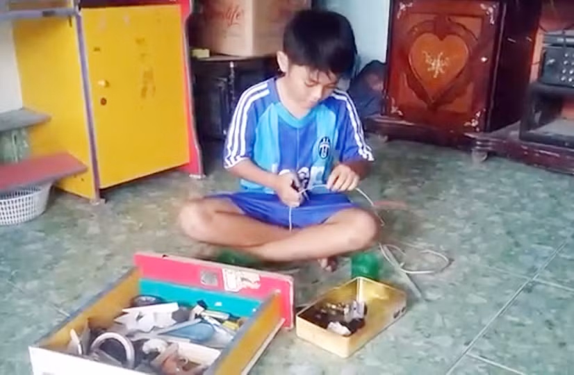 Độc đáo “máy bắt ruồi” của học trò lớp 5