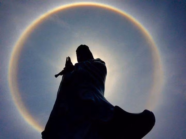 Vầng hào quang được một khách du lịch chụp từ chùa Linh Ứng, bán đảo Sơn Trà, ngay dưới chân tượng Đức Quan Thế Âm. Ảnh: L.U