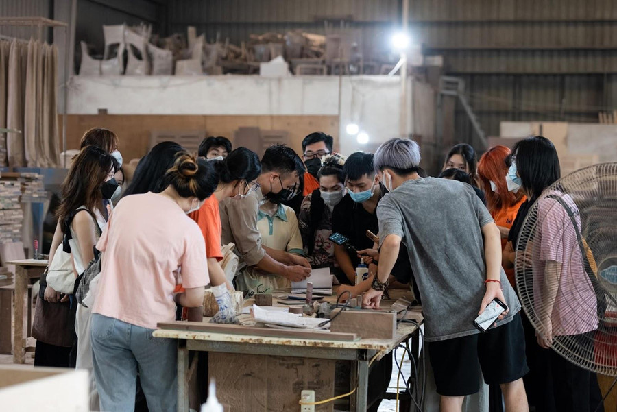 Sinh viên Khoá 19NT Thiết kế nội thất tham quan thực tế tìm hiểu về Quy trình sản xuất và cấu tạo đồ gỗ tại nhà máy nội thất Đồng Gia (tháng 6/2022). Sinh viên Khoá 19NT Thiết kế nội thất tham quan thực tế tìm hiểu về Quy trình sản xuất và cấu tạo đồ gỗ tại nhà máy nội thất Đồng Gia (tháng 6/2022).