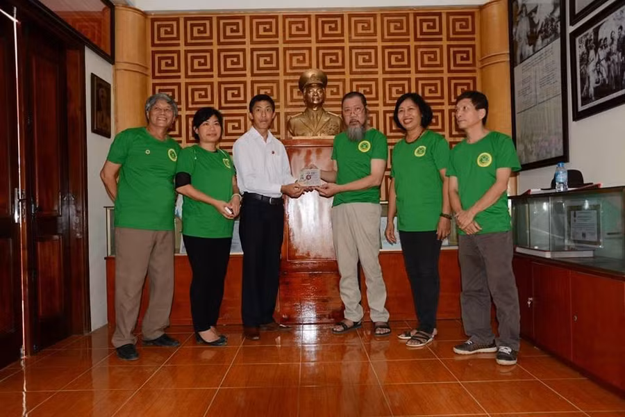 Trao tặng kỷ vật của cựu chiến binh Tây Tiến cho Nhà lưu niệm Di tích Tây Tiến ở Mộc Châu 2017.