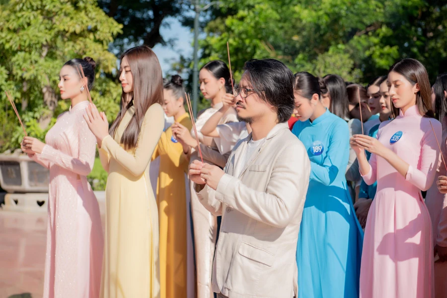 Top 38 Miss World Vietnam 2022 duyên dáng với áo dài truyền thống dâng hương tại Quy Nhơn 