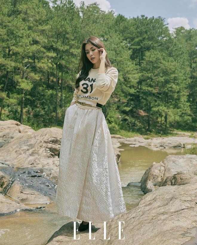 Hà Tăng ngày càng trưởng thành từ cách ăn mặc đến phong thái phu nhân. Hà Tăng ngày càng trưởng thành từ cách ăn mặc đến phong thái phu nhân.