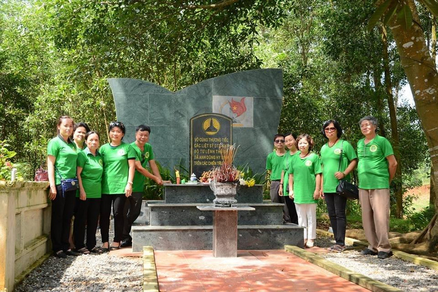 Dâng hương ở Thượng Cốc 2017. Dâng hương ở Thượng Cốc 2017.