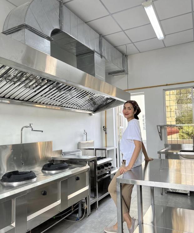 Không cần diện đồ cắt xẻ, mẹ bỉm khoe vóc dáng thon gọn. Không cần diện đồ cắt xẻ, mẹ bỉm khoe vóc dáng thon gọn.