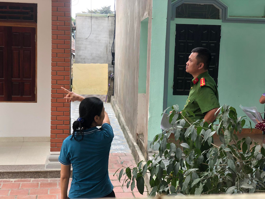 Công an vào cuộc điều tra vụ nổ mìn khai thác đá gây hư hỏng nhà dân. Công an vào cuộc điều tra vụ nổ mìn khai thác đá gây hư hỏng nhà dân.