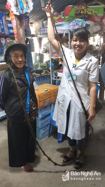 Cụ bà người Mông 94 tuổi ở Nghệ An có mái tóc dài gần 4m ảnh 1
