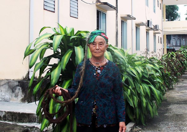 Cụ bà người Mông 94 tuổi ở Nghệ An có mái tóc dài gần 4m ảnh 3