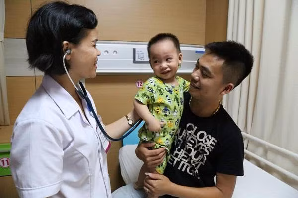 Sốt 3 tuần không khỏi, bé trai 16 tháng bị phát hiện mắc loại virus không thuốc chữa ảnh 1