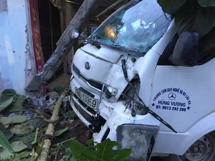 Phần đầu xe hư hỏng nặng