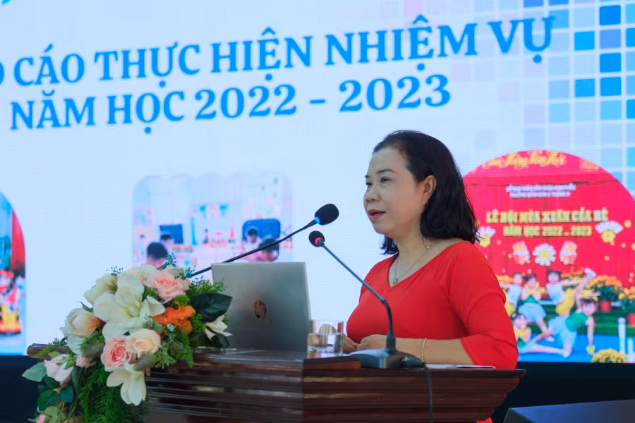 Bà Nguyễn Ngọc Huệ, Trưởng phòng GD Mầm non (Sở GD&amp;ĐT) báo cáo kết quả thực hiện nhiệm vụ năm học 2022-2023.