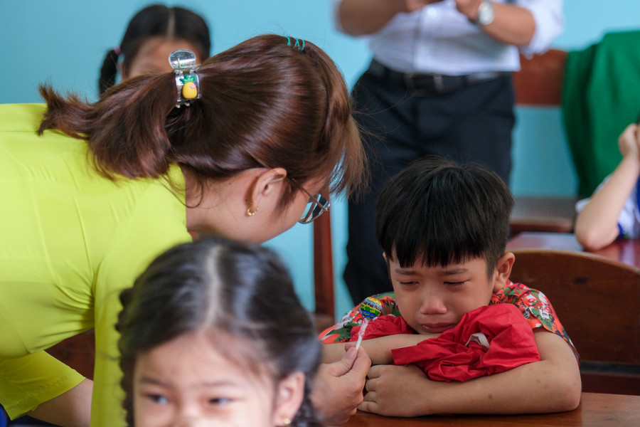 Học sinh khóc mè được cô dỗ dành trong ngày tựu trường. Học sinh khóc mè được cô dỗ dành trong ngày tựu trường.