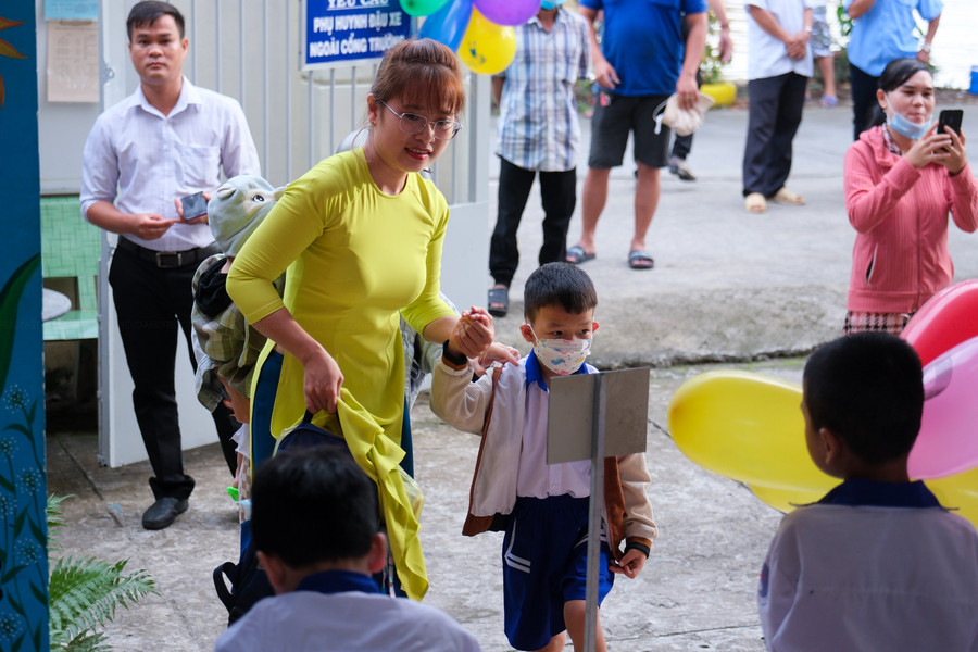 Không khí đón trò ấm áp tình thầy trò trong ngày tựu trường. Không khí đón trò ấm áp tình thầy trò trong ngày tựu trường.