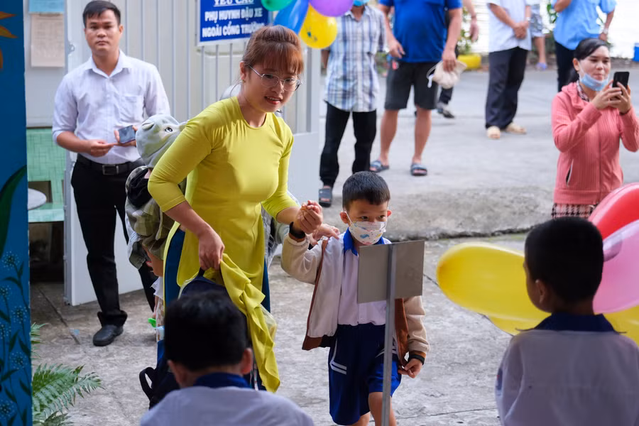 Không khí đón trò ấm áp tình thầy trò trong ngày tựu trường.
