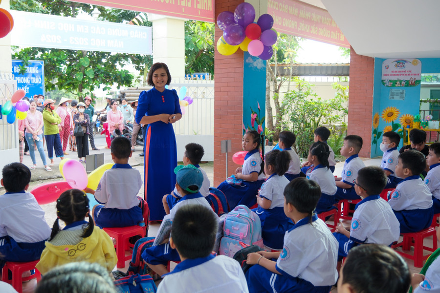 Lễ đón học sinh chỉ là những lời chia sẻ "chay" ấm áp của thầy cô về ngôi trường vùng ven. Lễ đón học sinh chỉ là những lời chia sẻ "chay" ấm áp của thầy cô về ngôi trường vùng ven.