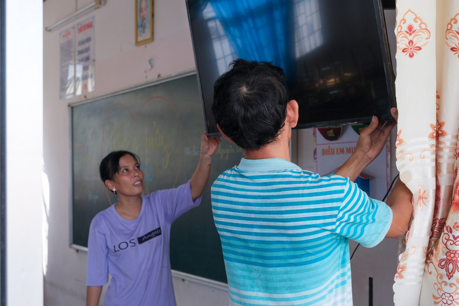 Ông Võ Hồng Sơn, phụ huynh trường hỗ trợ bảo mẫu chuẩn bị lớp học. Ông Võ Hồng Sơn, phụ huynh trường hỗ trợ bảo mẫu chuẩn bị lớp học.