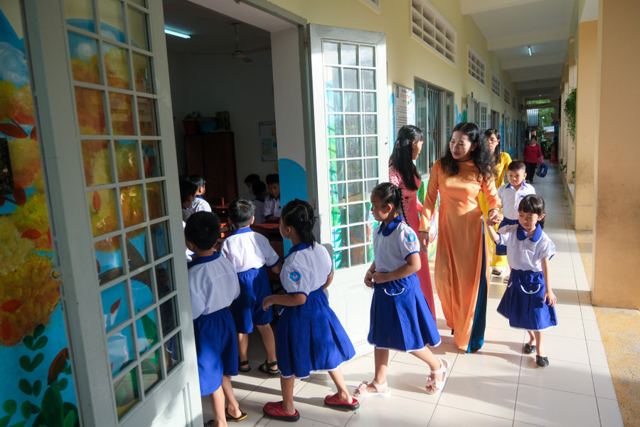 Lễ đón học sinh chỉ là những lời chia sẻ "chay" ấm áp của thầy cô về ngôi trường vùng ven. Lễ đón học sinh chỉ là những lời chia sẻ "chay" ấm áp của thầy cô về ngôi trường vùng ven.