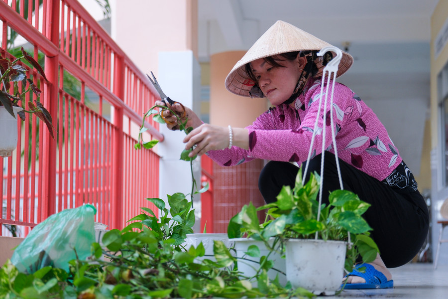 Nhà trường tổ chức kiểm tra vệ sinh khuôn viên trường, trong và ngoài lớp học. Nhà trường tổ chức kiểm tra vệ sinh khuôn viên trường, trong và ngoài lớp học.