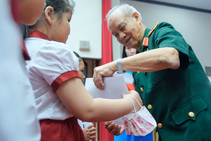 Ban tổ chức trao học bổng trực tiếp cho 303 học sinh tại buổi lễ.