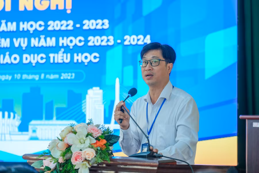 Ông Lê Thanh Long, Trưởng phòng giáo dục Tiểu học (Sở GD&amp;ĐT) báo cáo kết quả thực hiện năm học 2022 - 2023.