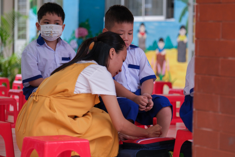 Không khí đón trò ấm áp tình thầy trò trong ngày tựu trường. Không khí đón trò ấm áp tình thầy trò trong ngày tựu trường.