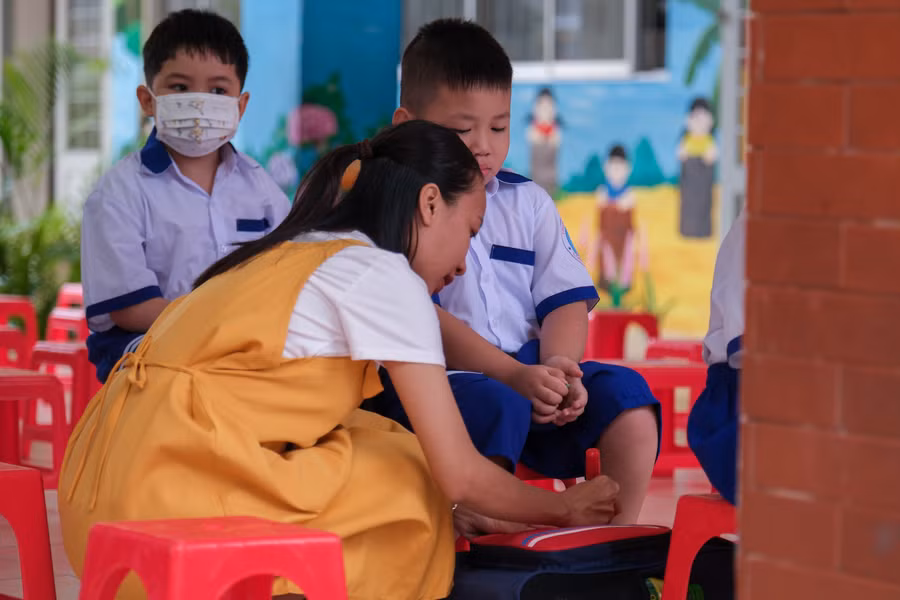 Không khí đón trò ấm áp tình thầy trò trong ngày tựu trường.