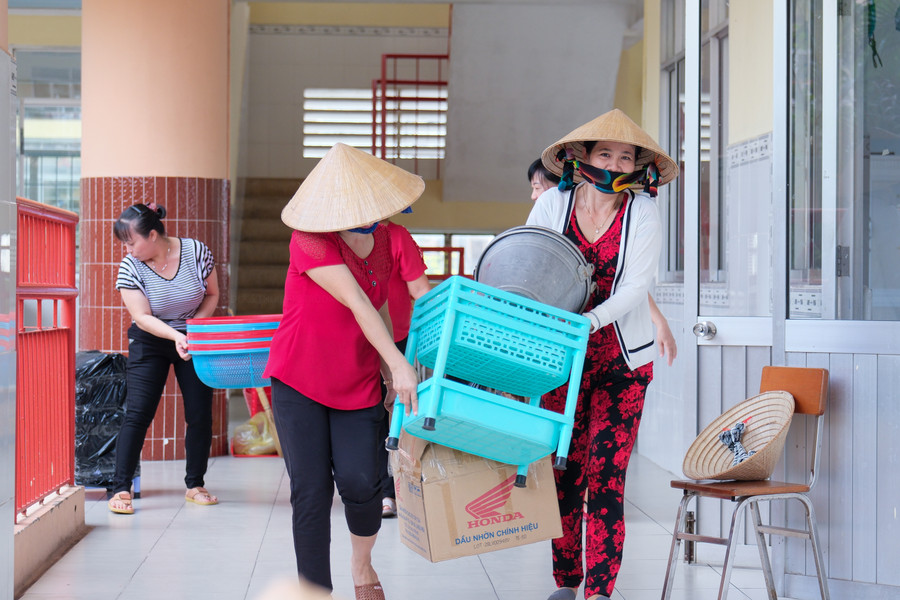 Nhà trường tổ chức kiểm tra vệ sinh khuôn viên trường, trong và ngoài lớp học. Nhà trường tổ chức kiểm tra vệ sinh khuôn viên trường, trong và ngoài lớp học.