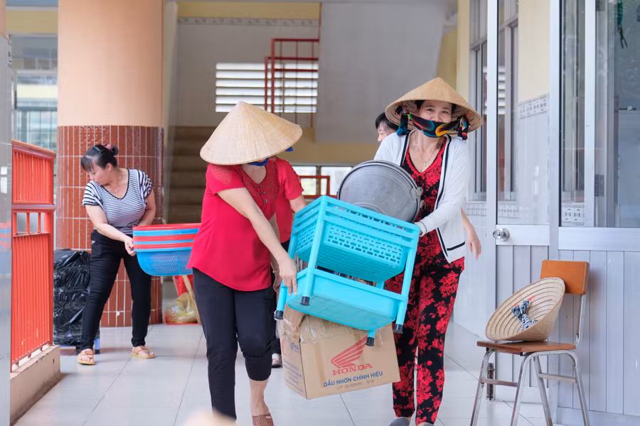 Nhà trường tổ chức kiểm tra vệ sinh khuôn viên trường, trong và ngoài lớp học.