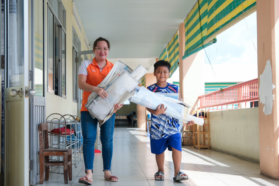 Em Lâm Thiên Khôi, học sinh lớp 2 tại Trường Tiểu học Ngô Quyền phụ giúp cô chuẩn bị năm học mới. Em Lâm Thiên Khôi, học sinh lớp 2 tại Trường Tiểu học Ngô Quyền phụ giúp cô chuẩn bị năm học mới.