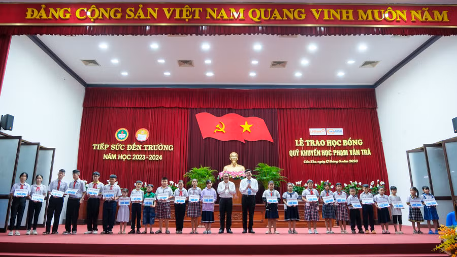 Ban tổ chức trao học bổng trực tiếp cho 303 học sinh tại buổi lễ.