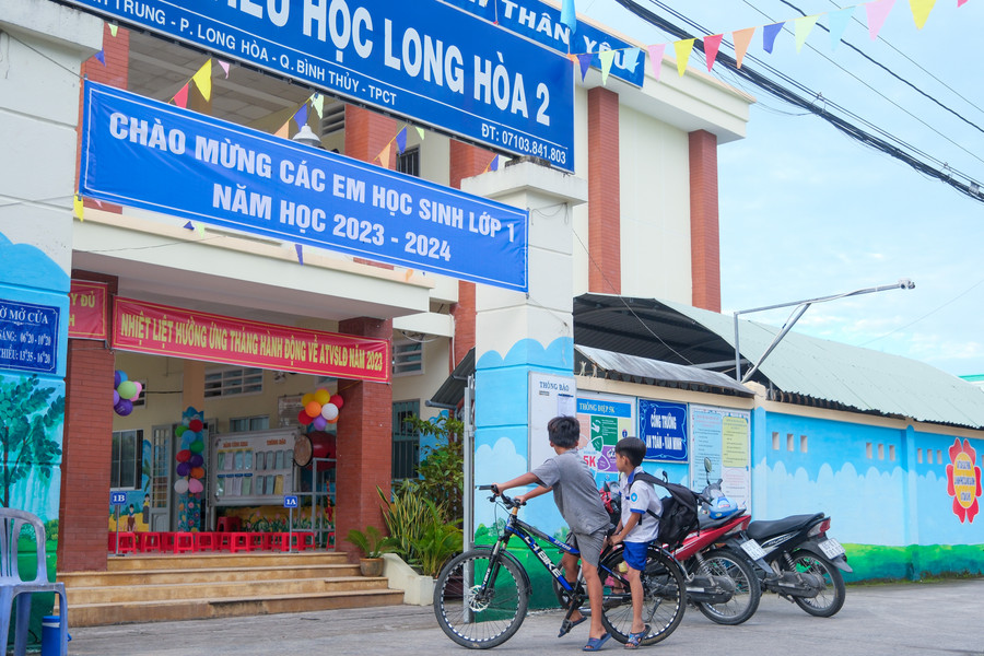 Bé Trương Hoàng Hải được bạn đưa đến trường trong ngày đầu đến lớp. Bé Trương Hoàng Hải được bạn đưa đến trường trong ngày đầu đến lớp.