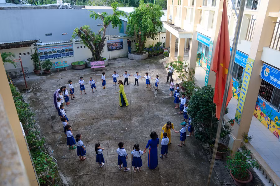 Kết thúc buổi lễ tại sảnh trường, học sinh được thầy cô hướng dẫn vào lớp, tham quan khu vực xung quanh và tổ chức các hoạt động vui chơi tại sân trường.