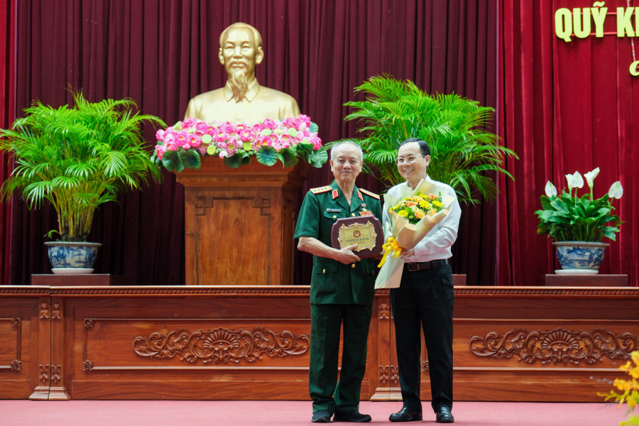 Lãnh đạo Thành Uỷ Cần Thơ tặng hoa cho Đại tướng Phạm Văn Trà.