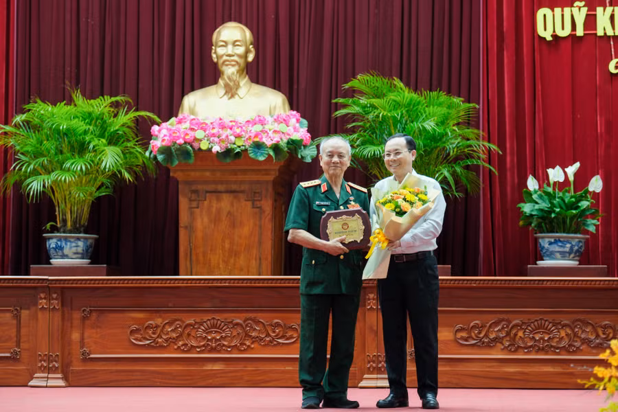 Lãnh đạo Thành Uỷ Cần Thơ tặng hoa cho Đại tướng Phạm Văn Trà.