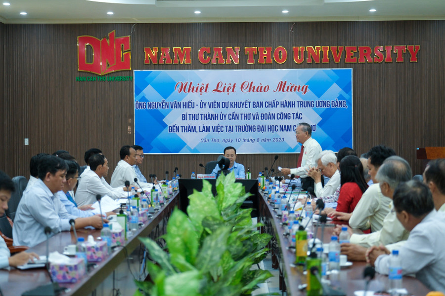 Quang cảnh buổi làm việc.