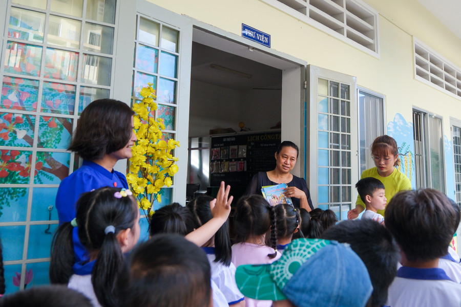 Kết thúc buổi lễ tại sảnh trường, học sinh được thầy cô hướng dẫn vào lớp, tham quan khu vực xung quanh và tổ chức các hoạt động vui chơi tại sân trường. Kết thúc buổi lễ tại sảnh trường, học sinh được thầy cô hướng dẫn vào lớp, tham quan khu vực xung quanh và tổ chức các hoạt động vui chơi tại sân trường.