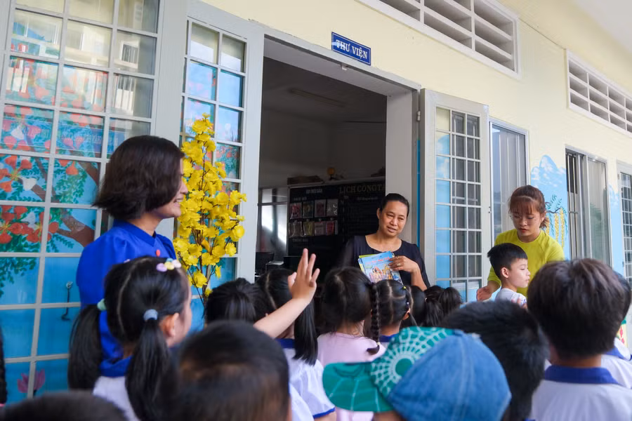 Kết thúc buổi lễ tại sảnh trường, học sinh được thầy cô hướng dẫn vào lớp, tham quan khu vực xung quanh và tổ chức các hoạt động vui chơi tại sân trường.