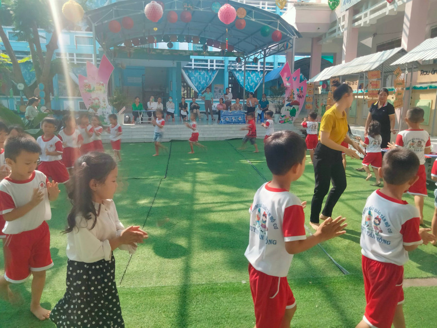 Hoạt động giáo dục tại trường MN Tân Hộ Cơ, huyện Tân Hồng (tỉnh Đồng Tháp) Hoạt động giáo dục tại trường MN Tân Hộ Cơ, huyện Tân Hồng (tỉnh Đồng Tháp)