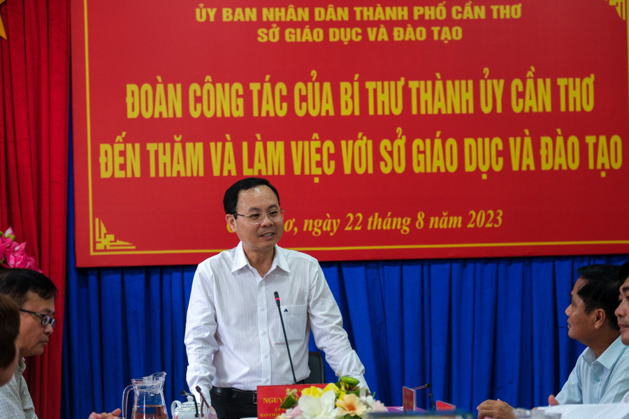 Ông Nguyễn Văn Hiếu, Bí thư Thành uỷ Cần Thơ phát biểu chỉ đạo. Ông Nguyễn Văn Hiếu, Bí thư Thành uỷ Cần Thơ phát biểu chỉ đạo.