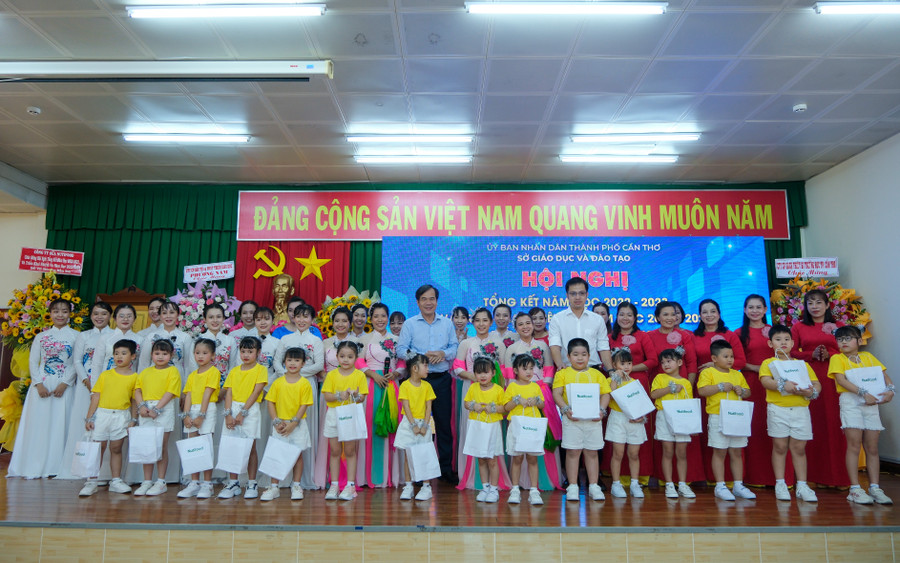 Lãnh đạo Sở GD&ĐT TP. Cần Thơ tặng quà cho trẻ mầm non tại buổi lễ. Lãnh đạo Sở GD&ĐT TP. Cần Thơ tặng quà cho trẻ mầm non tại buổi lễ.
